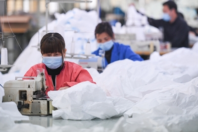 湖北潜江:转产防护服 助力一线抗疫