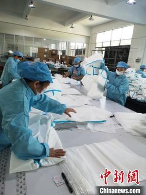 龙岩企业转产隔离服:从“0”到日产“6000”的蜕变